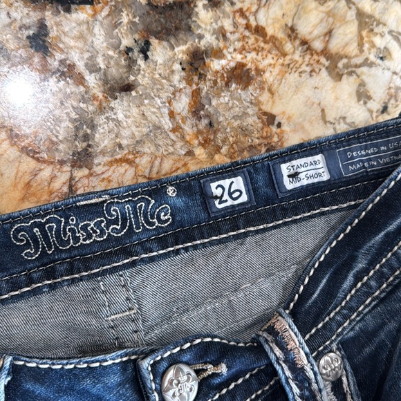 MISS ME BUCKLE MID CURVY STRETCH Denim shorts frayed hem Size 26 - Picture 4 of 8